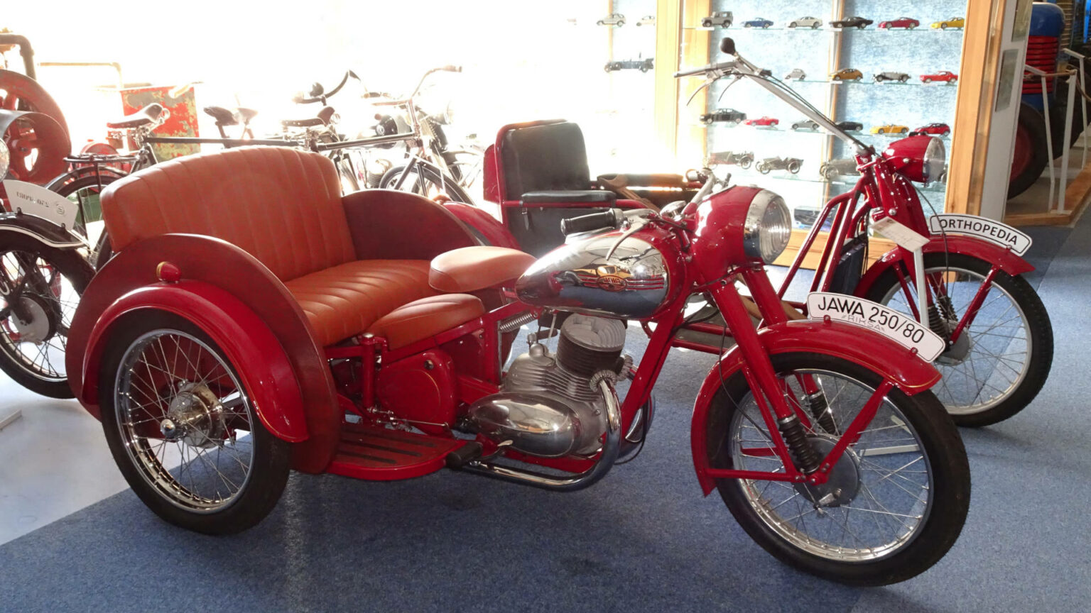 Jawa 250 pérák tříkolka, rv 1952 – muzeumradovesnice.cz