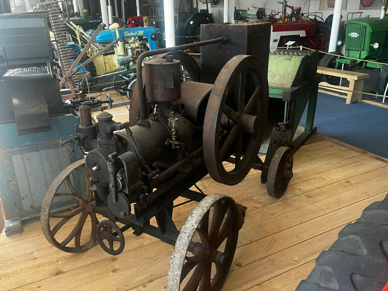 Stabilní motor Benz 5 HP, ČR licence SRN, rv 1925 – muzeumradovesnice.cz