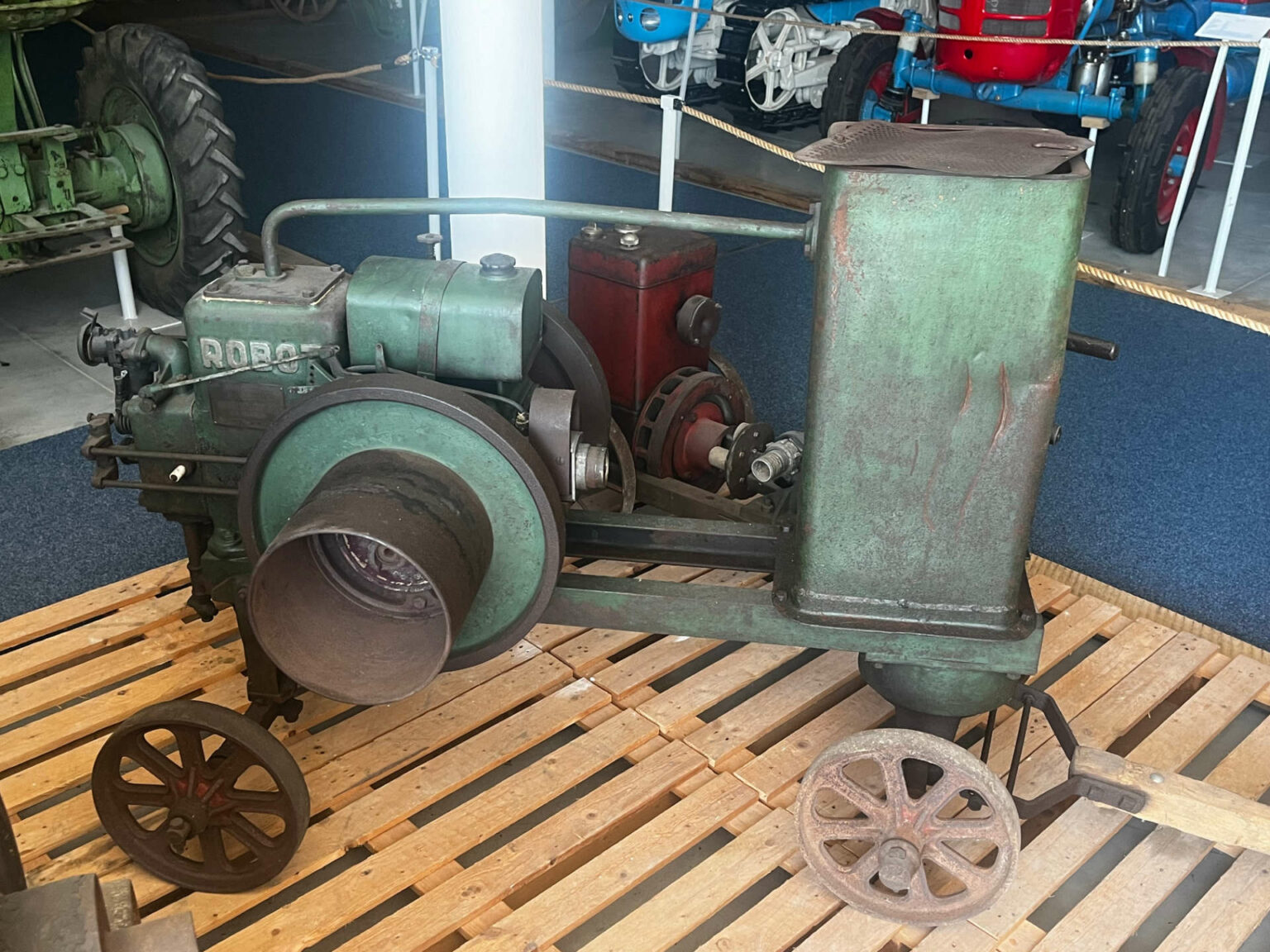Stabilní motor Robot 3,5 HP, rv 1928 – muzeumradovesnice.cz