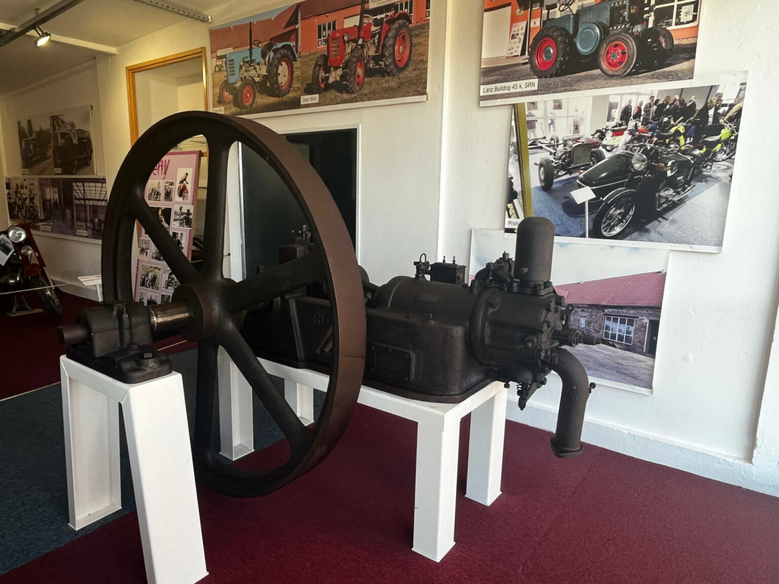 Stabilní motor Rokon 42 HP, Anglie – muzeumradovesnice.cz